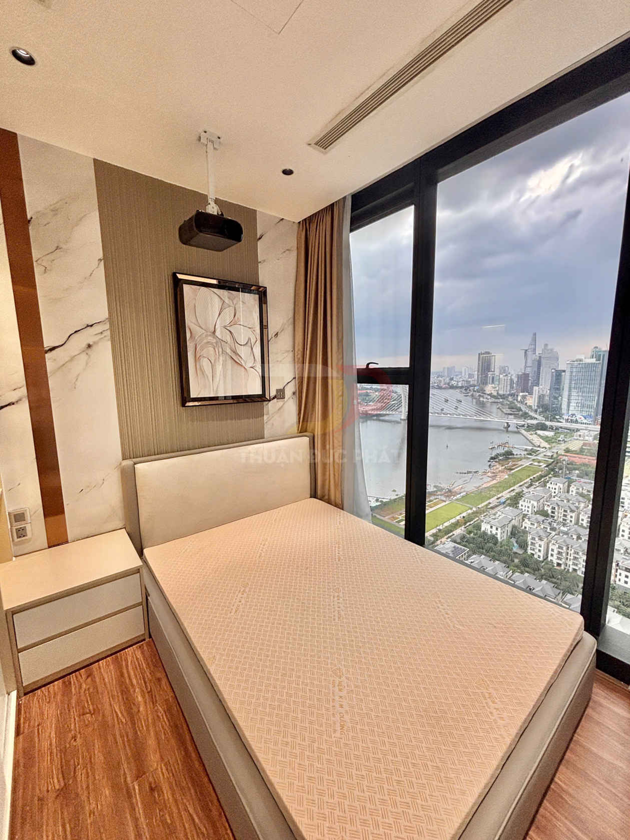 Bán căn hộ Vinhomes Golden River Aqua 2 view trực diện Bitexco, 2 phòng ngủ full nội thất cao cấp, sổ hồng trao tay giá 25 tỷ