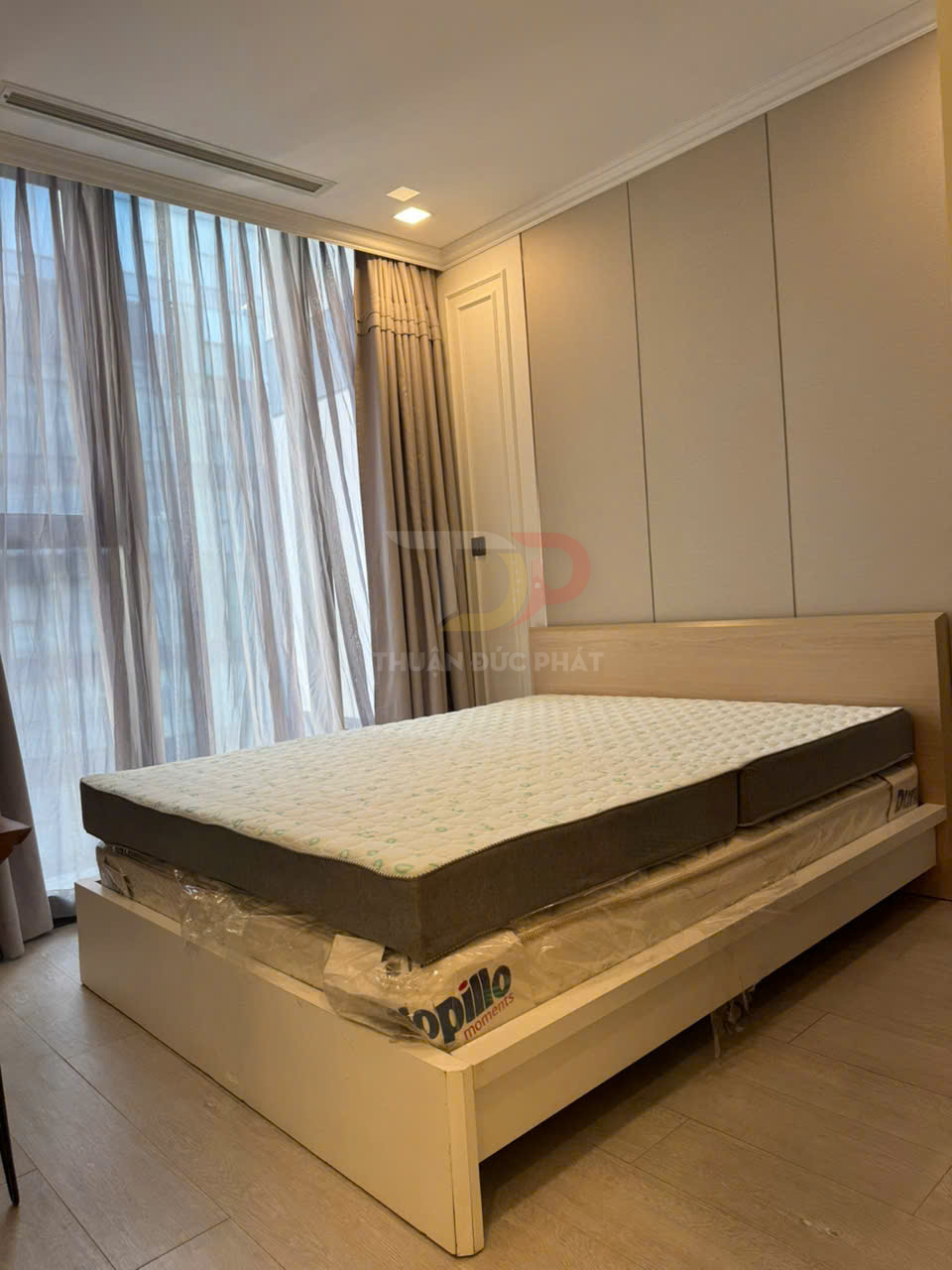 Cho Thuê Căn Hộ Aqua 2 Vinhomes Golden River Hai Phòng Ngủ Full Nội Thất Mới View Sông Và Bitexco Trực Diện