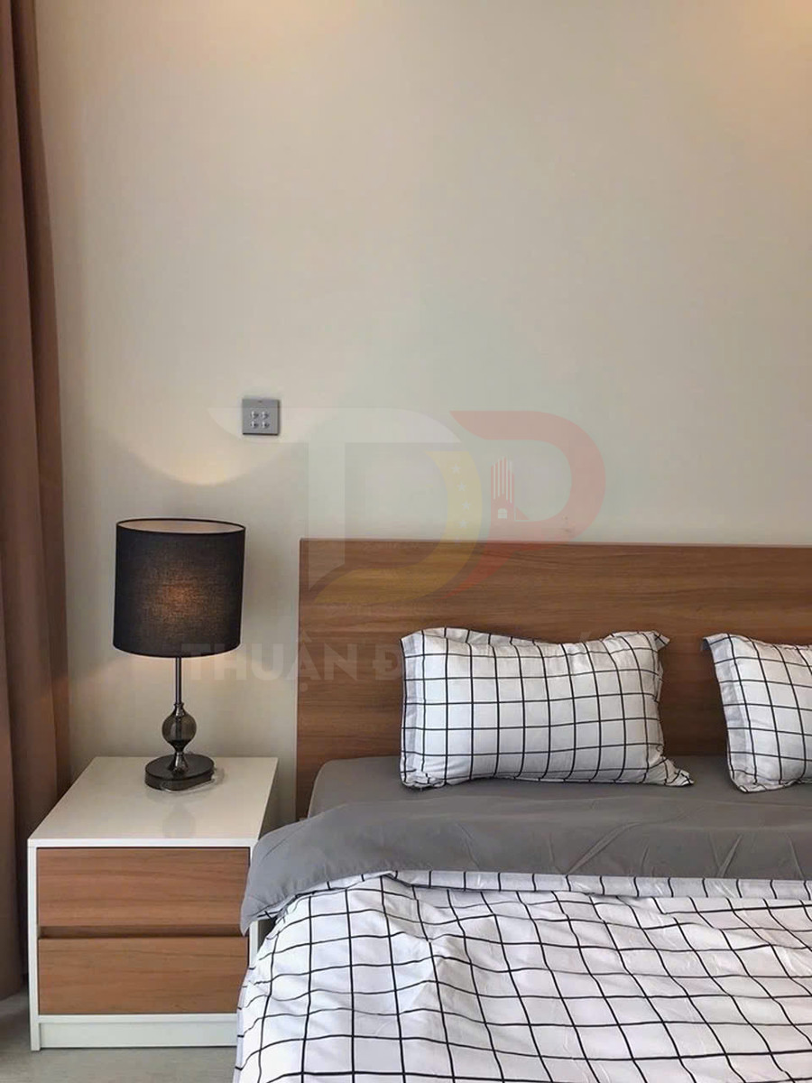 Giường ngủ hiện đại với chăn ga gối caro trắng đen, đầu giường gỗ và tủ đầu giường kèm đèn bàn màu đen