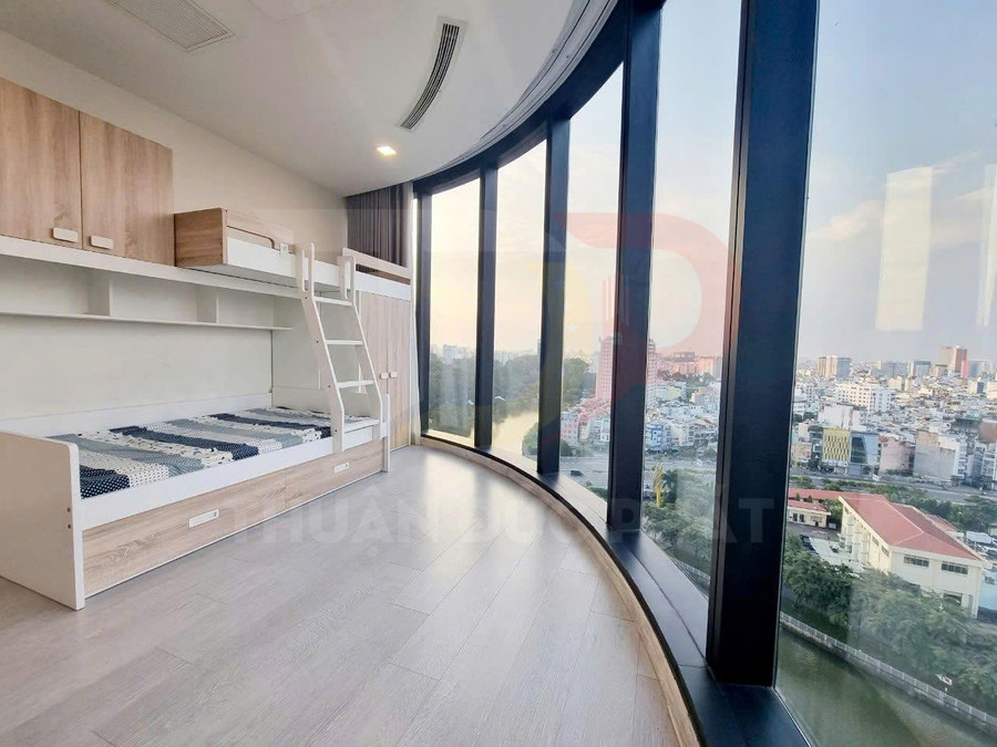 Giường tầng gỗ hiện đại cạnh cửa kính cong toàn cảnh thành phố