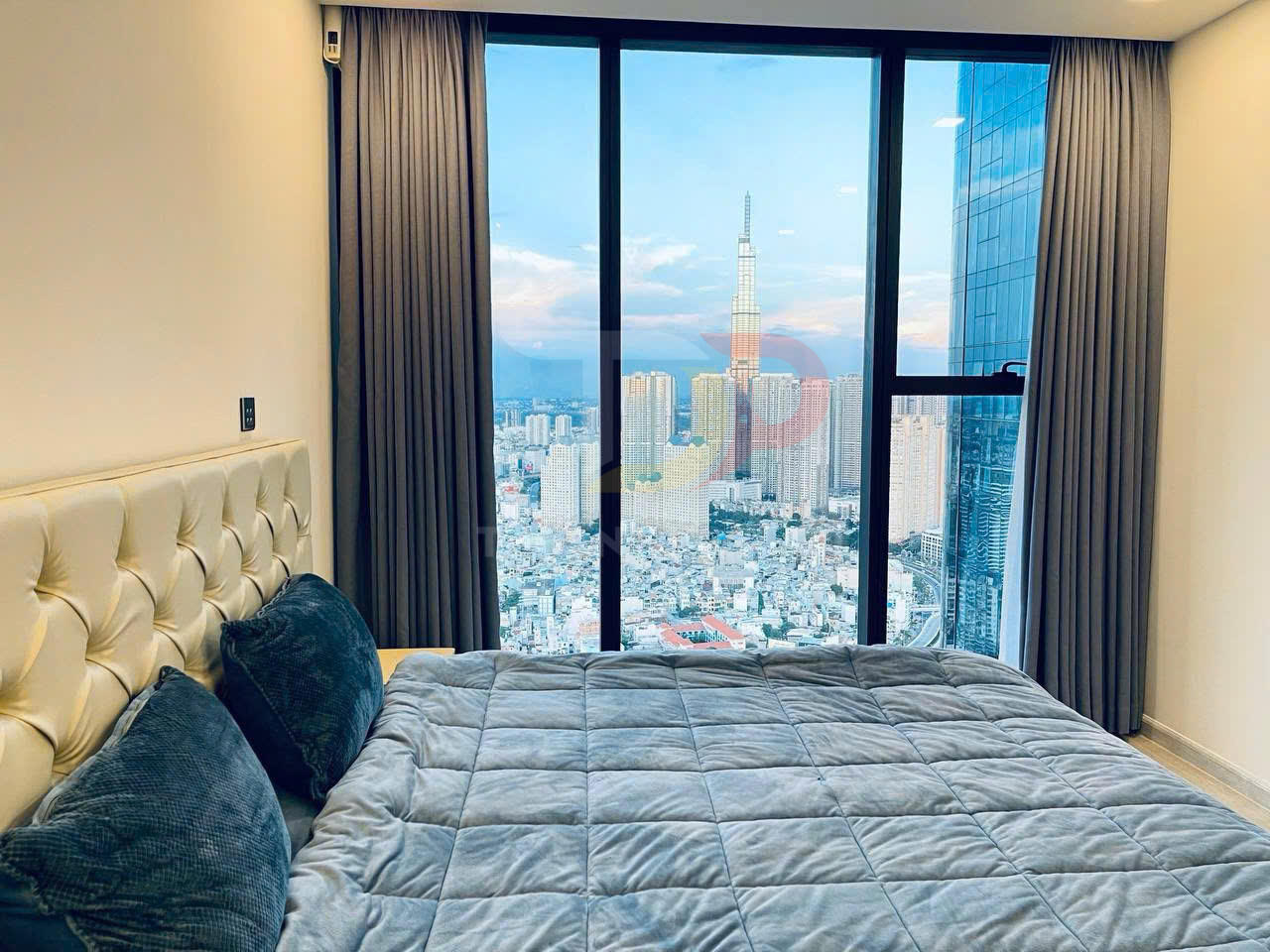 Bán căn hộ Vinhomes Golden River Aqua 1 full nội thất 2 phòng ngủ view Thành Phố và Landmark 81, diện tích 83 m2 giá 17.5 tỷ