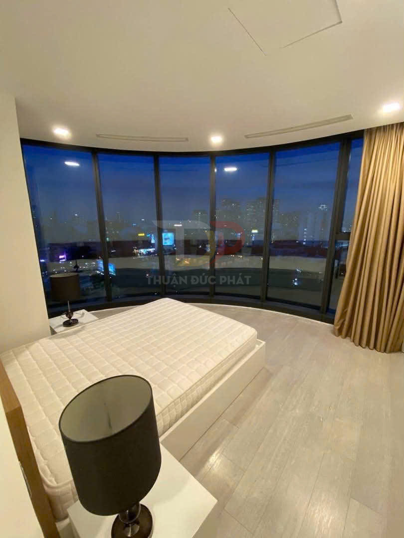 Thuê căn hộ Vinhomes Golden River Aqua 1 hai phòng ngủ 80 mét vuông nội thất đầy đủ, view thành phố và Landmark 81