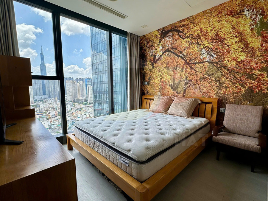 Giường ngủ gỗ với nệm lò xo cao cấp cạnh cửa sổ kính lớn nhìn ra thành phố hiện đại