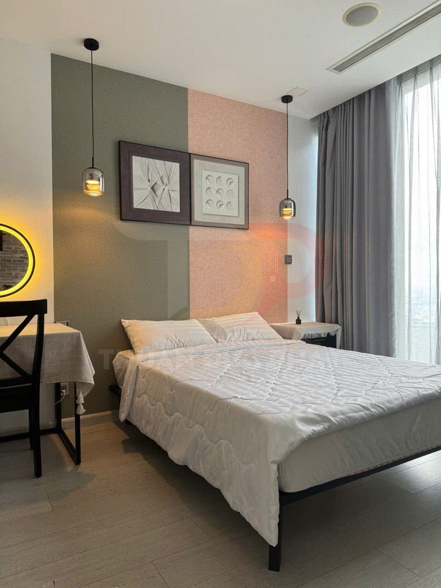 Giường ngủ đôi với chăn ga gối trắng trong phòng ngủ hiện đại có đèn thả và rèm cửa sổ lớn