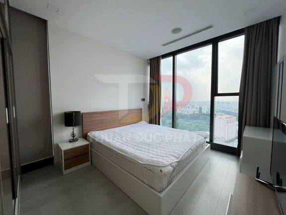 Phòng ngủ chung cư hiện đại với giường đôi cạnh cửa sổ kính lớn nhìn ra thành phố