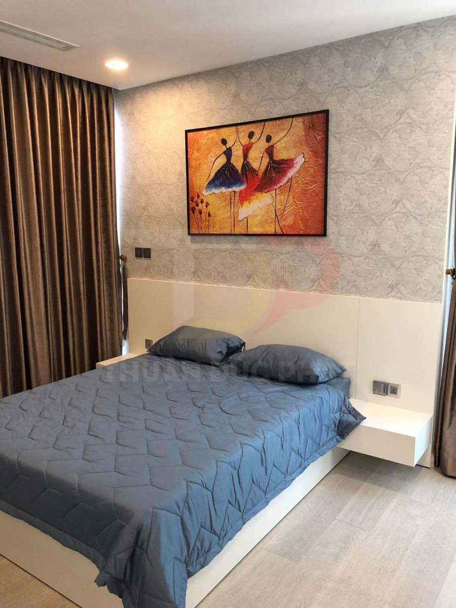 Giường ngủ hiện đại với chăn ga gối màu xanh xám trong phòng ngủ tối giản có tranh treo tường nghệ thuật