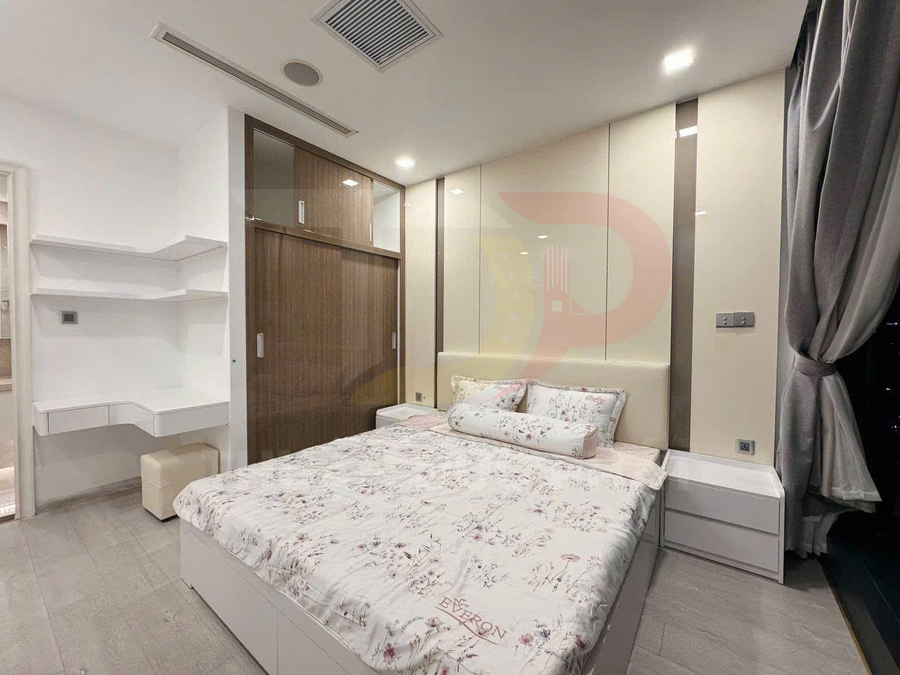 Phòng ngủ hiện đại với giường đôi Everon, tủ quần áo gỗ cửa lùa và bàn làm việc nhỏ cạnh cửa sổ