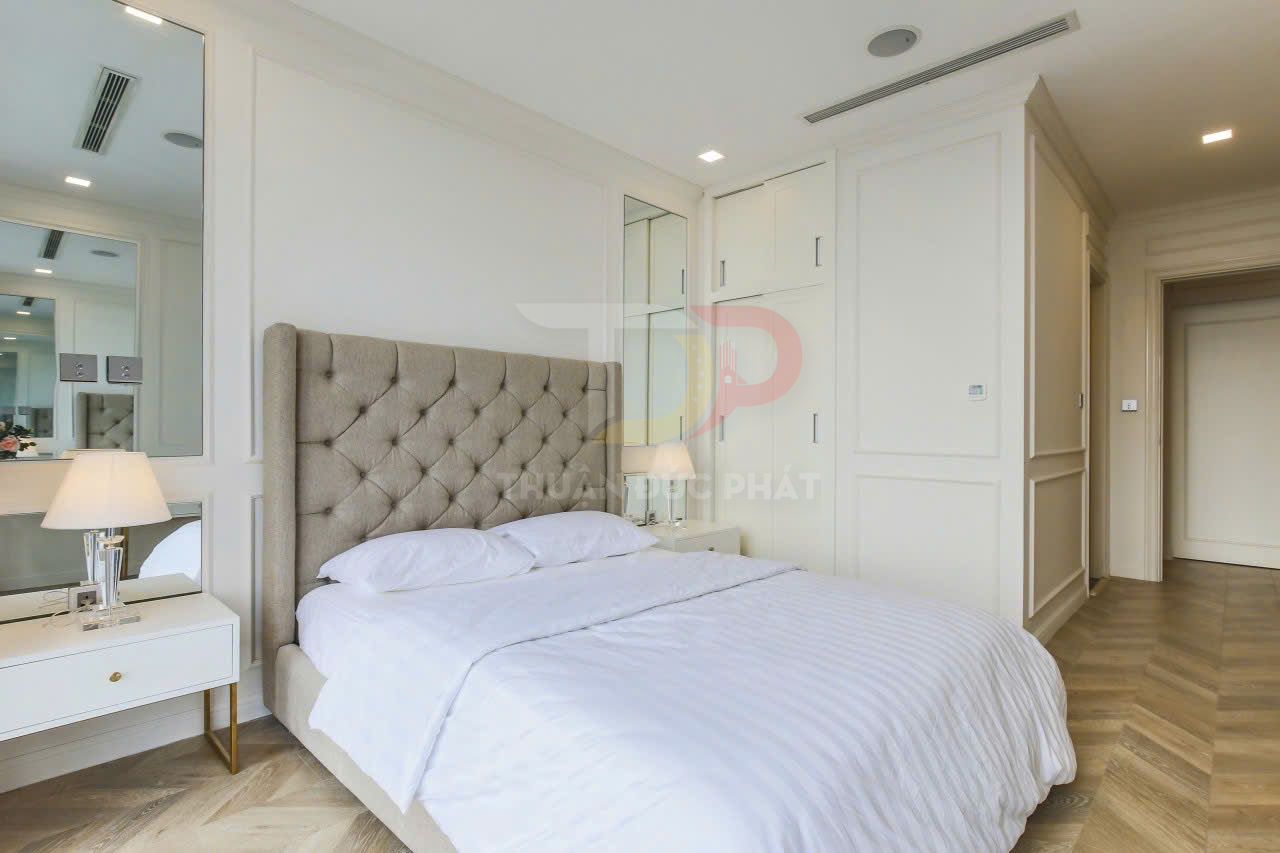 Giường ngủ bọc nệm đầu giường cao màu be trong phòng ngủ hiện đại tông trắng sáng