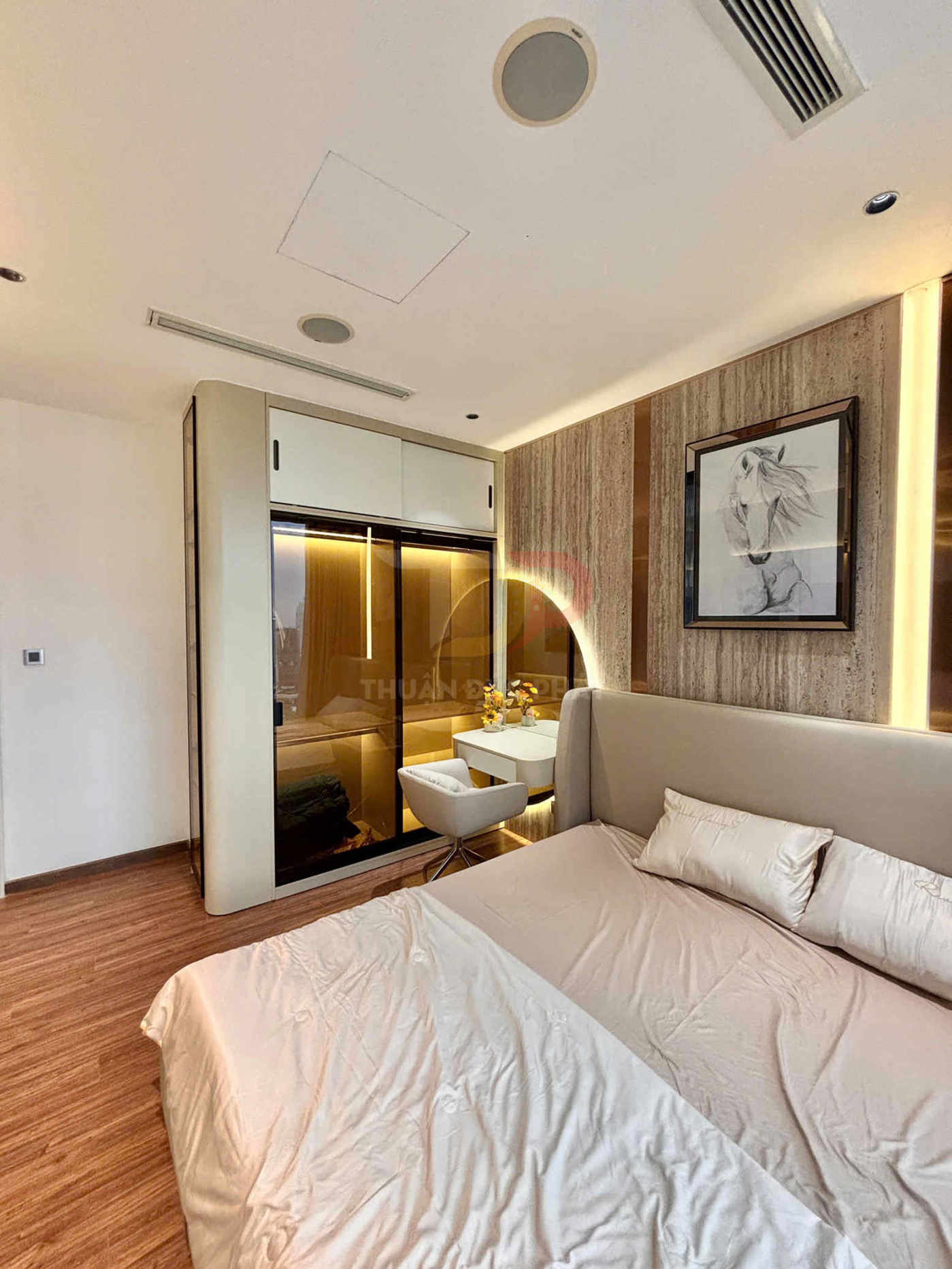 Bán căn hộ Vinhomes Golden River Aqua 2 view trực diện Bitexco, 2 phòng ngủ full nội thất cao cấp, sổ hồng trao tay giá 25 tỷ