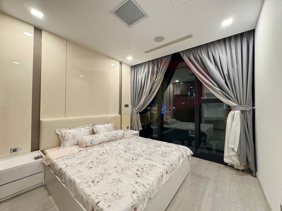 Phòng ngủ hiện đại với giường đôi ga gối hoa nhã nhặn cạnh cửa kính lớn rèm xám cao cấp