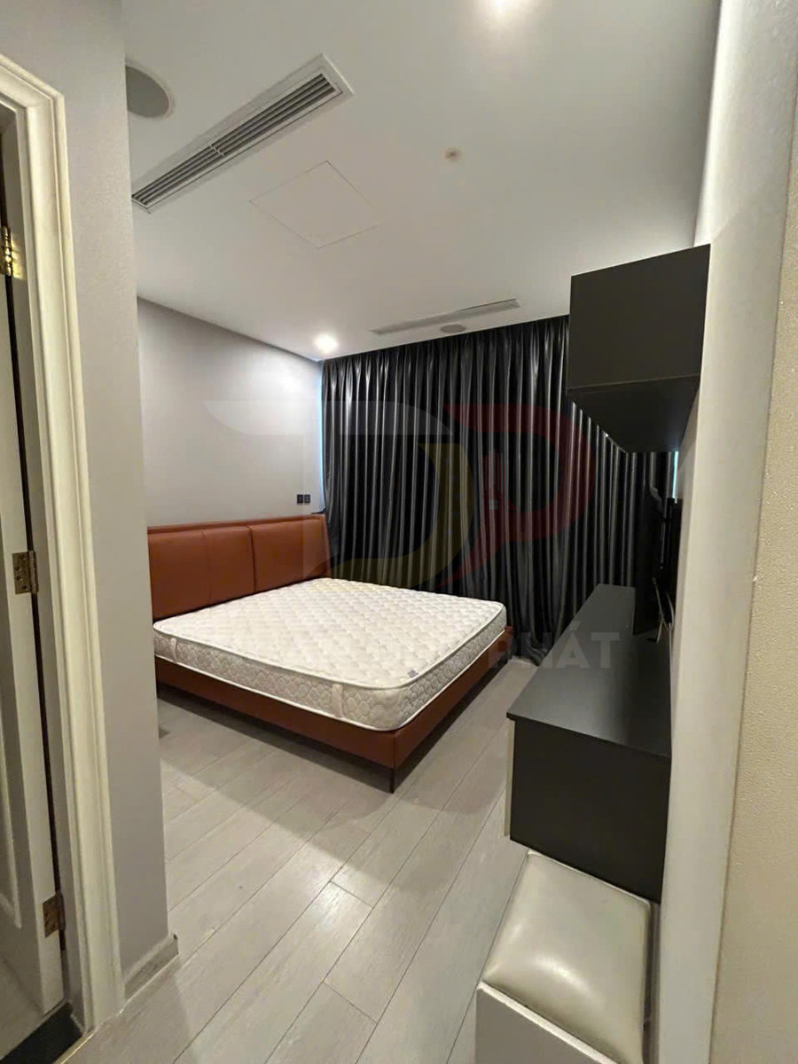 Giường ngủ bọc da nâu với nệm trắng trong phòng ngủ hiện đại sàn gỗ và rèm tối màu