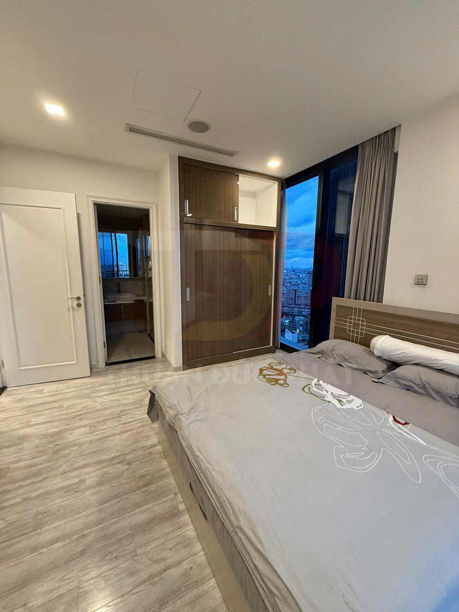 Cho thuê căn hộ Aqua 2 Vinhomes Golden River 3 phòng ngủ, diện tích 118 mét vuông, view sông Sài Gòn