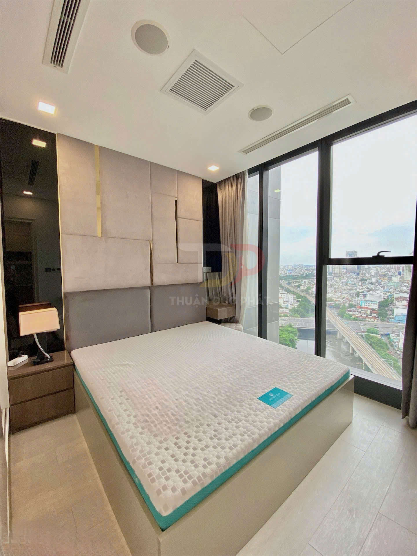 Bán căn hộ Vinhomes Golden River Aqua 4 một phòng ngủ full nội thất view sông và Landmark 81 trực diện