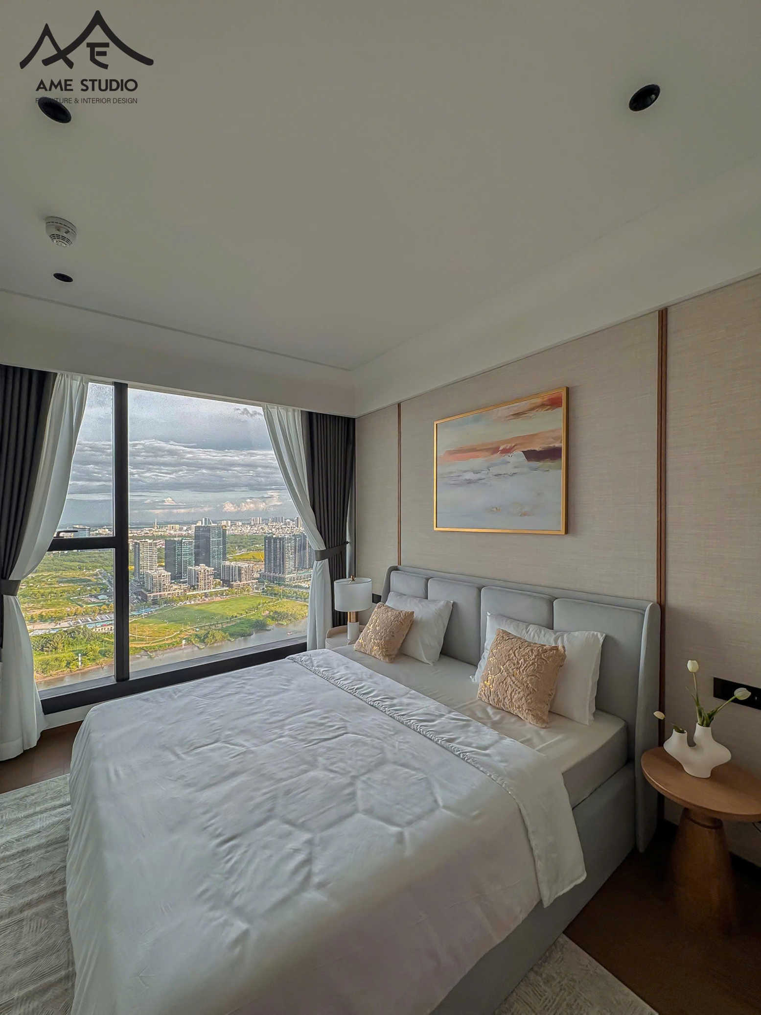 Phòng ngủ chung cư hiện đại với giường đôi bọc nệm trắng cạnh cửa sổ lớn view thành phố