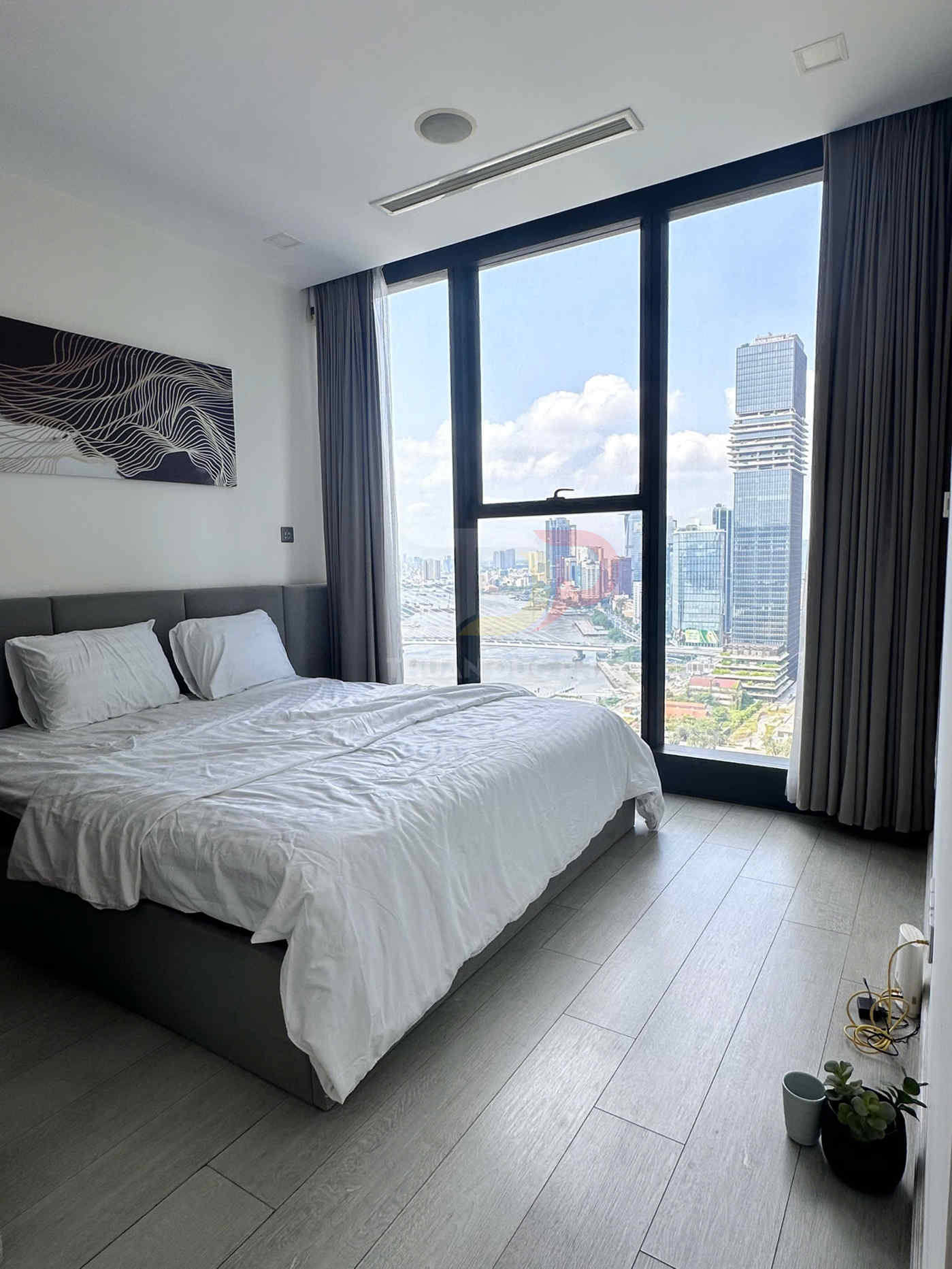 Cho thuê căn hộ Aqua 1 Vinhomes Golden River 2 phòng ngủ full nội thất view trực diện sông và Bitexco giá 33 triệu net
