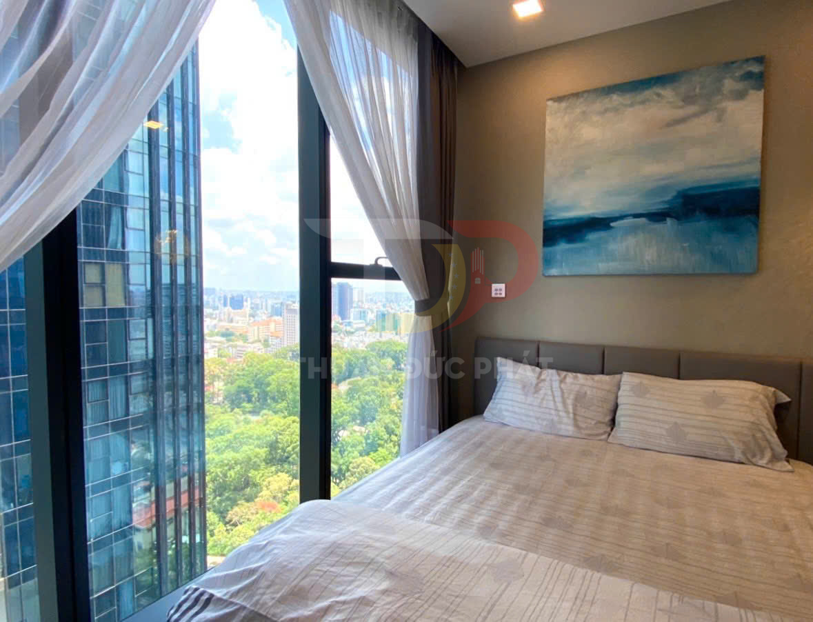 Phòng ngủ chung cư cao cấp với giường đôi cạnh cửa kính lớn nhìn ra thành phố