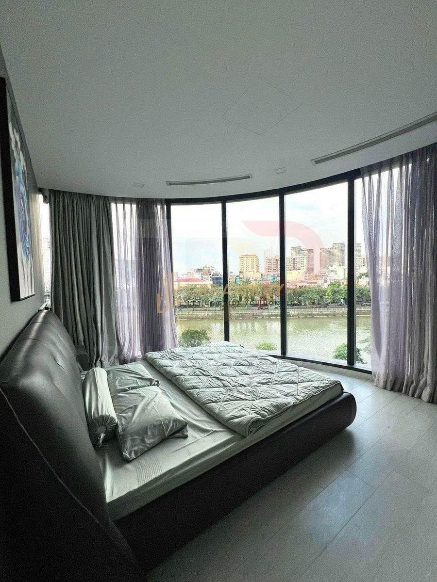 Cho thuê căn hộ Vinhomes Golden River Aqua 2 ba phòng ngủ vòng cung panorama, nội thất đầy đủ, giá 48 triệu đồng mỗi tháng