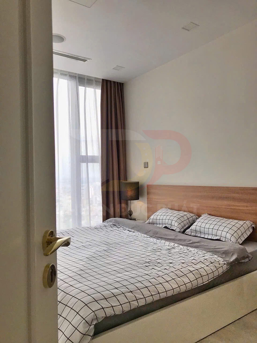 Phòng ngủ hiện đại với giường đôi ga kẻ caro trắng đen, đầu giường gỗ và rèm cửa sổ lớn