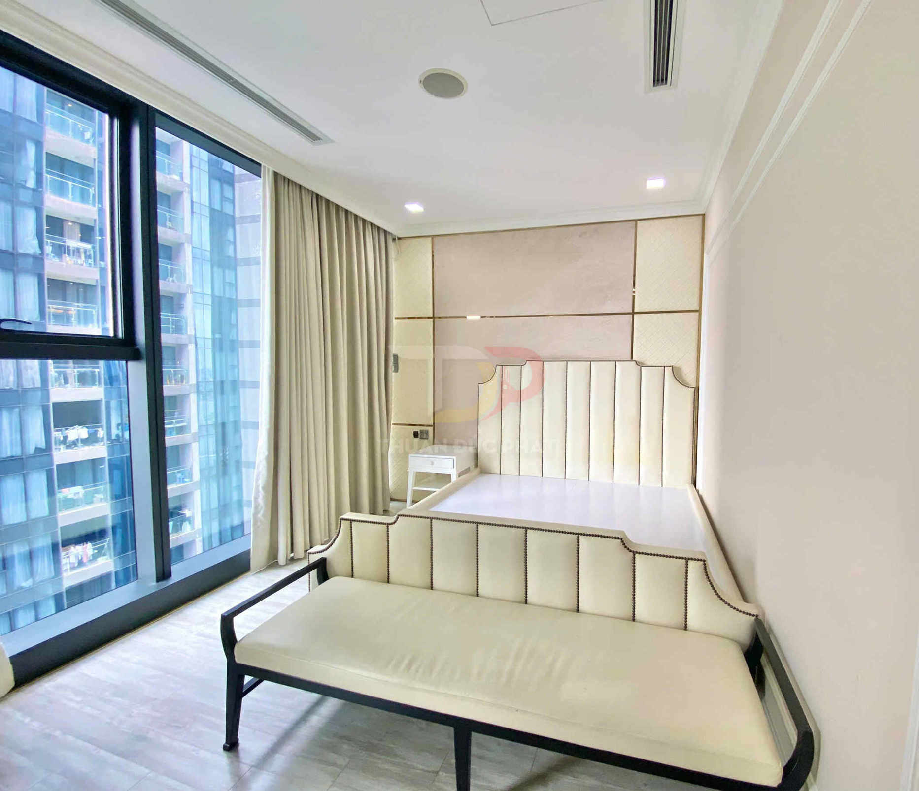 Bán căn hộ Vinhomes Golden River Lux 6 full nội thất 3 phòng ngủ view Thảo Cầm Viên giá 26 tỷ sổ hồng sẵn có hợp đồng thuê ổn định