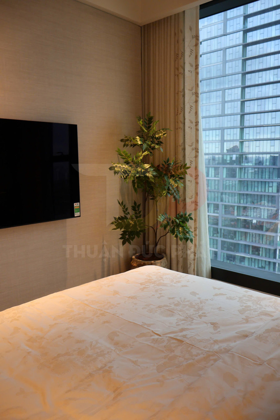Thuê căn hộ hai phòng ngủ Grand Marina Sài Gòn tòa Sea, diện tích từ 80 đến 100 mét vuông, giá 100 triệu đồng mỗi tháng
