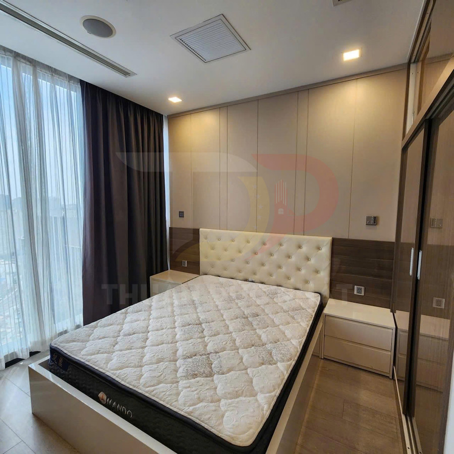 Nệm lò xo Amando trên giường ngủ hiện đại cạnh cửa sổ kính lớn và tủ quần áo gỗ