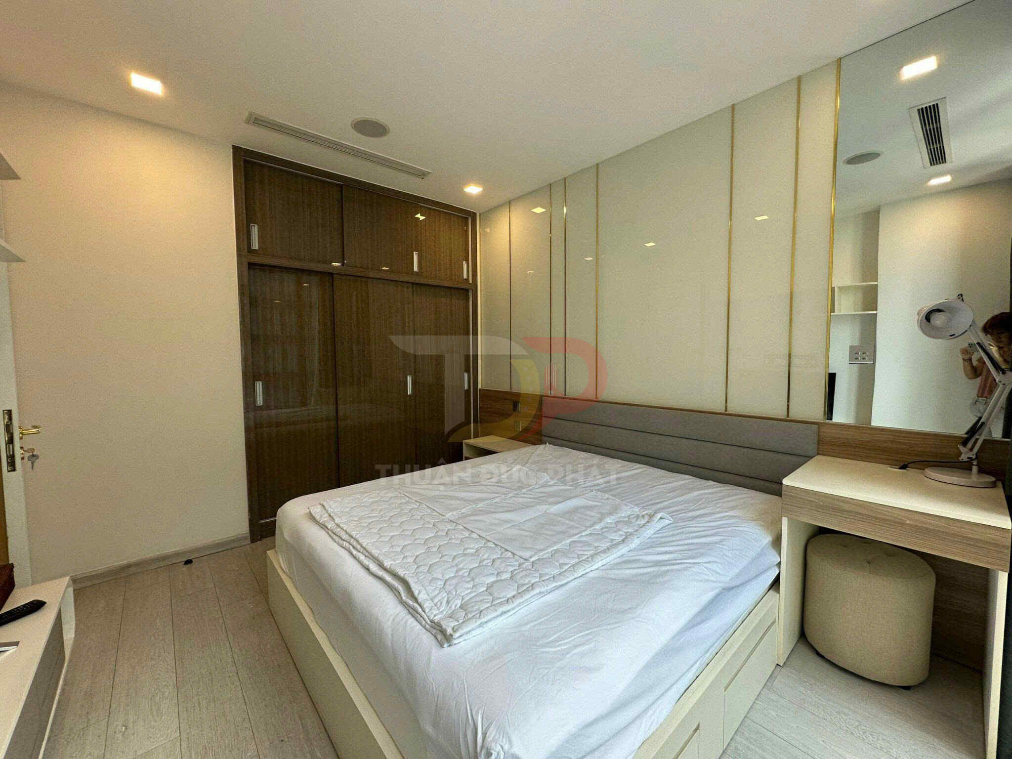 Cho thuê căn hộ Vinhomes Golden River Aqua 1 một phòng ngủ full nội thất view xéo sông và công viên giá 22 triệu NET