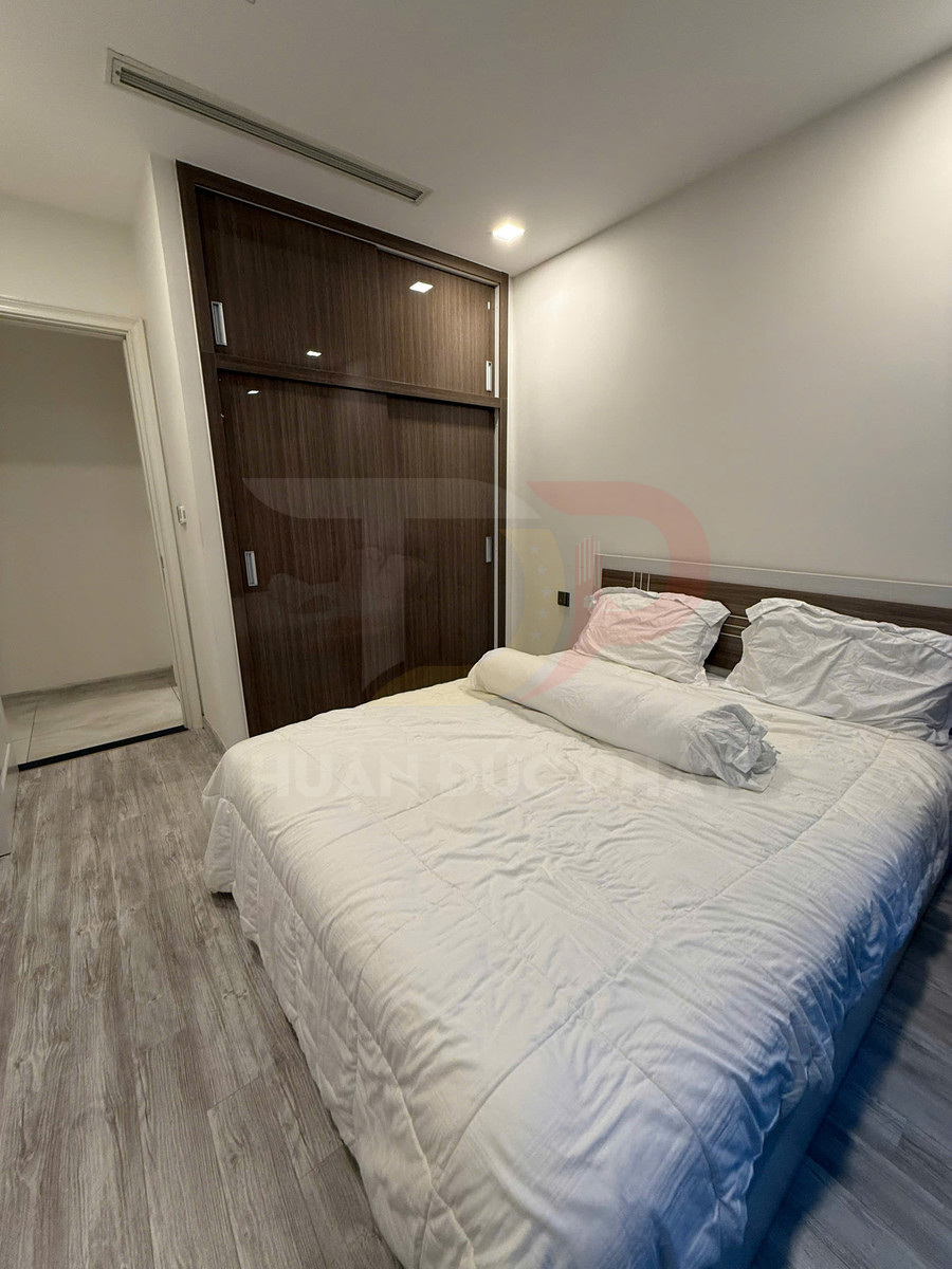 Cho thuê căn hộ Aqua 2 Vinhomes Golden River 3 phòng ngủ, diện tích 118 mét vuông, view sông Sài Gòn