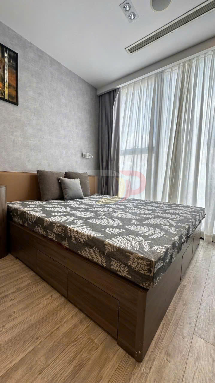 Cho thuê căn hộ Vinhomes Golden River Aqua 2 diện tích 72 mét vuông, 2 phòng ngủ, nội thất đầy đủ, view thành phố và Landmark 81
