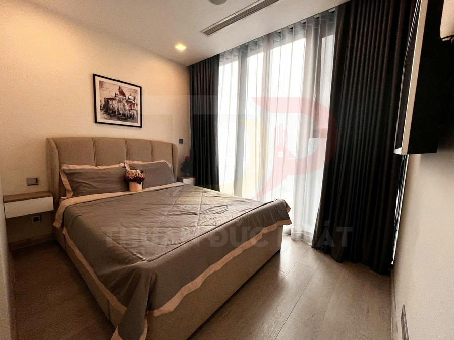 Phòng ngủ hiện đại với giường đôi bọc nệm màu xám, ga gối đồng bộ và rèm cửa sổ lớn tone tối