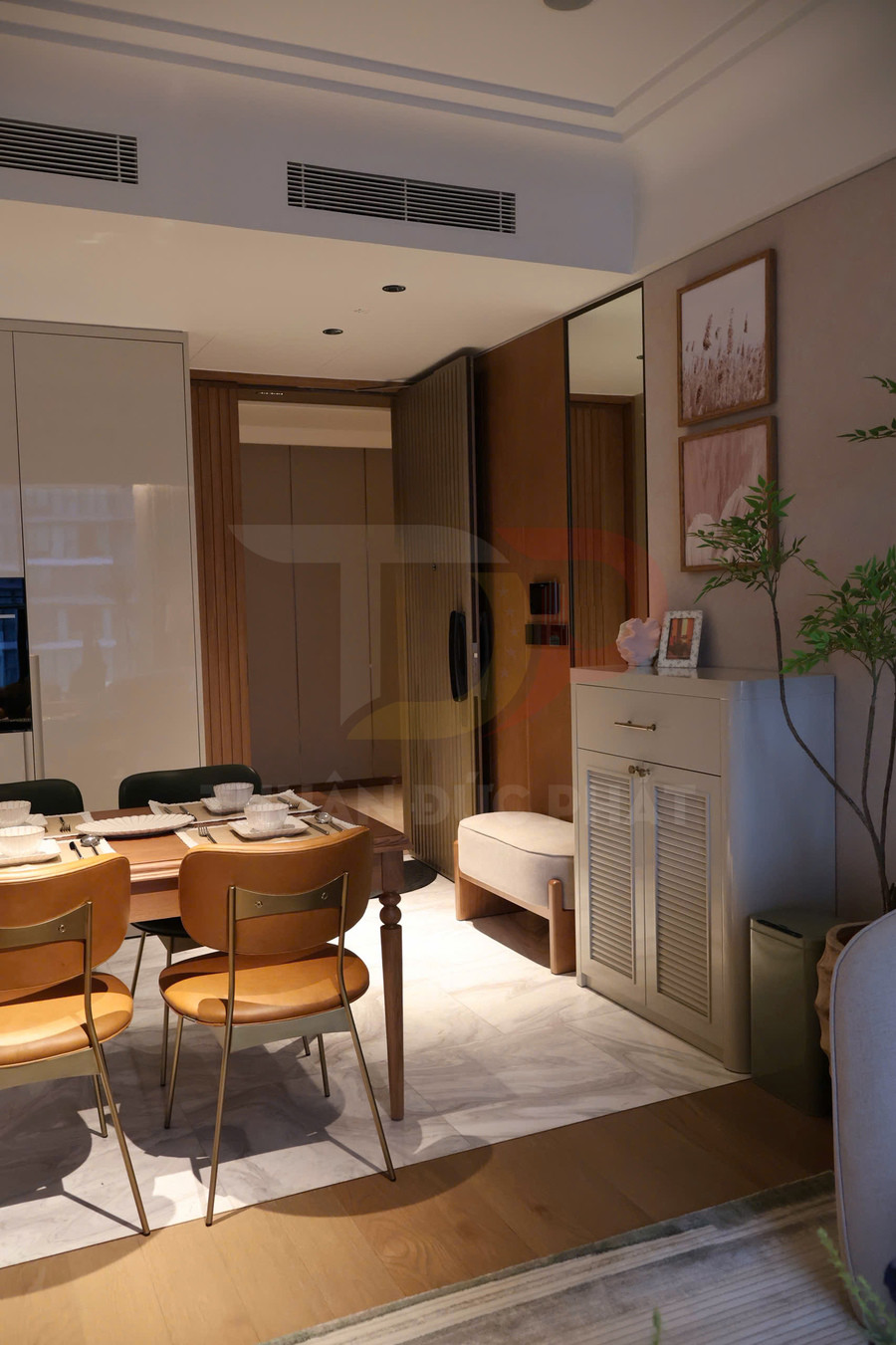 Thuê căn hộ hai phòng ngủ Grand Marina Sài Gòn tòa Sea, diện tích từ 80 đến 100 mét vuông, giá 100 triệu đồng mỗi tháng