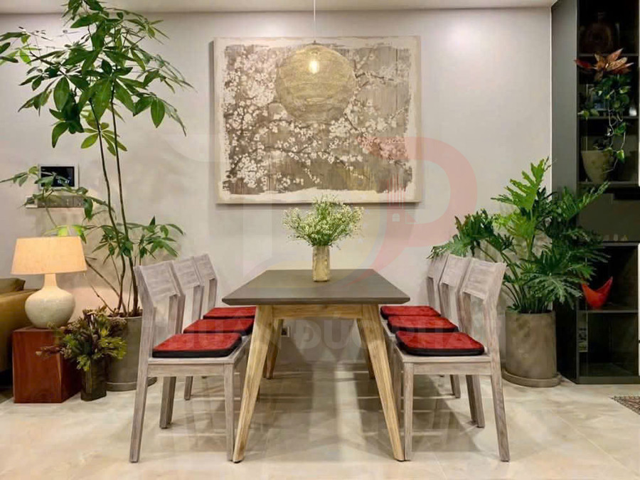 Bộ bàn ăn gỗ sáu ghế đệm đỏ trong phòng ăn hiện đại trang trí cây xanh và tranh treo tường
