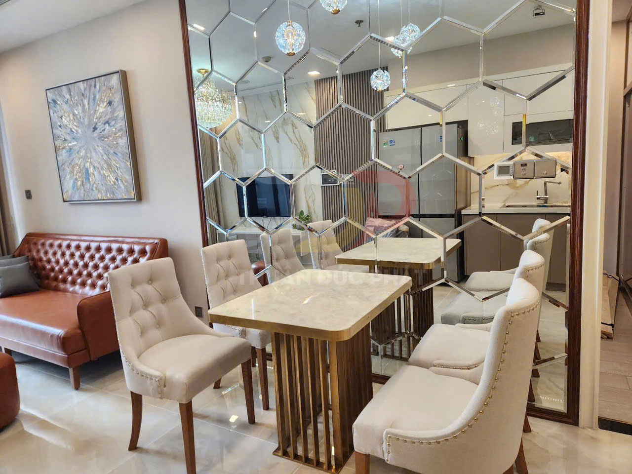 Bộ bàn ăn mặt đá với bốn ghế bọc nệm màu kem trong phòng khách hiện đại có vách gương trang trí