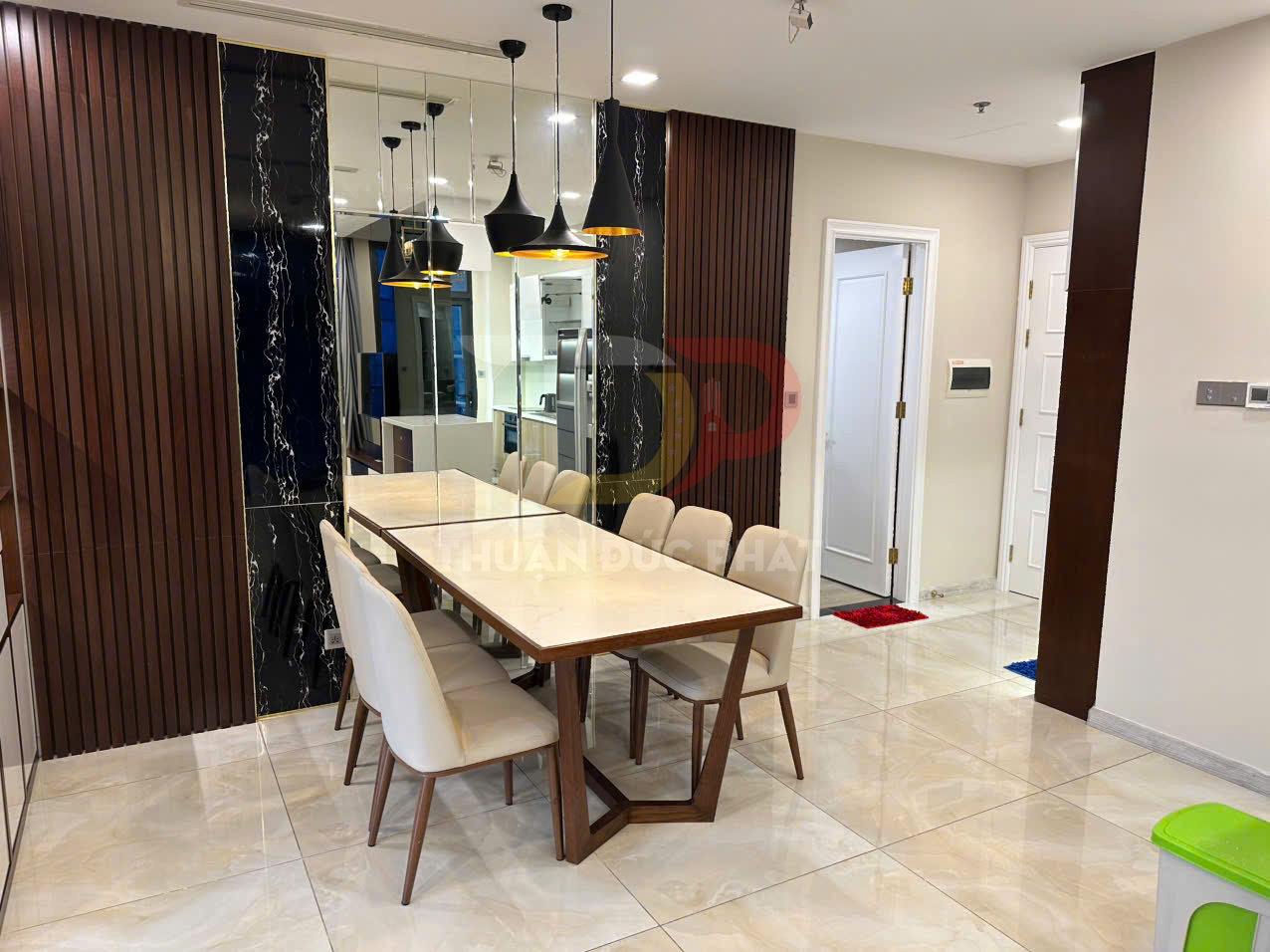 Bộ bàn ăn gỗ mặt đá kèm ghế bọc nệm trong phòng ăn hiện đại có đèn thả trần trang trí