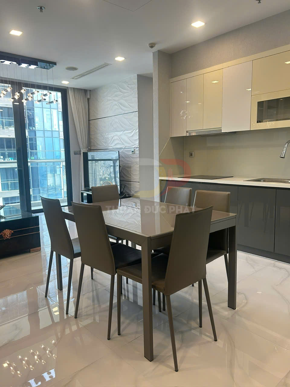 Bộ bàn ăn 4 ghế màu nâu hiện đại đặt trong không gian bếp chung cư cao cấp nhiều ánh sáng
