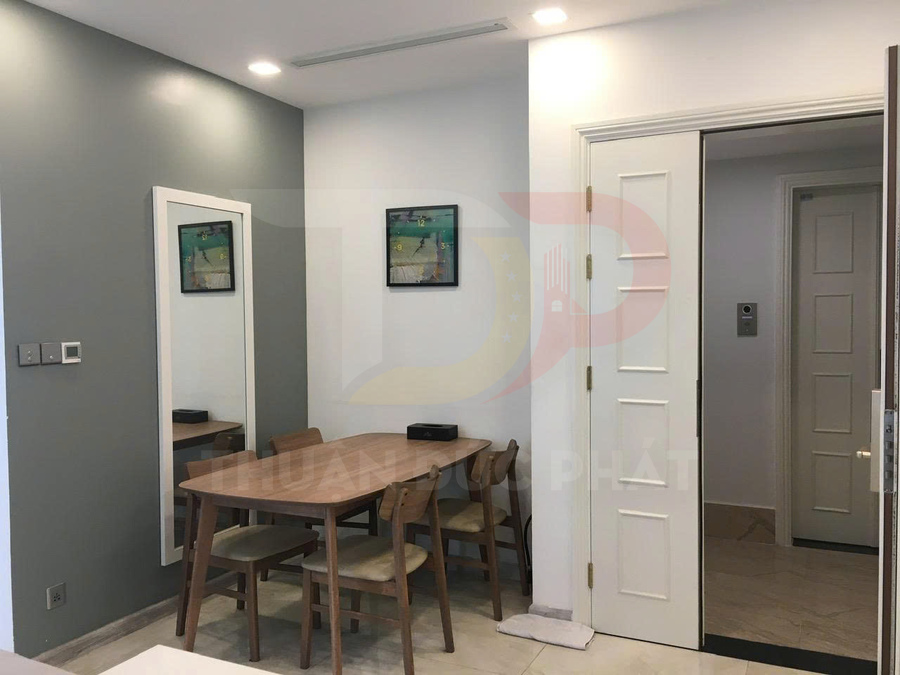 Bộ bàn ăn gỗ 4 ghế đặt cạnh gương lớn trong phòng ăn chung cư hiện đại
