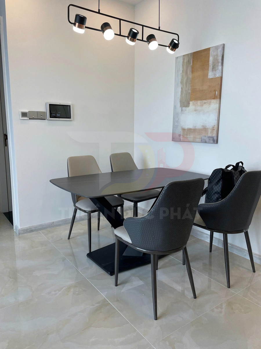 Bộ bàn ăn hiện đại mặt gỗ đen kèm bốn ghế bọc da xám trong phòng ăn tối giản