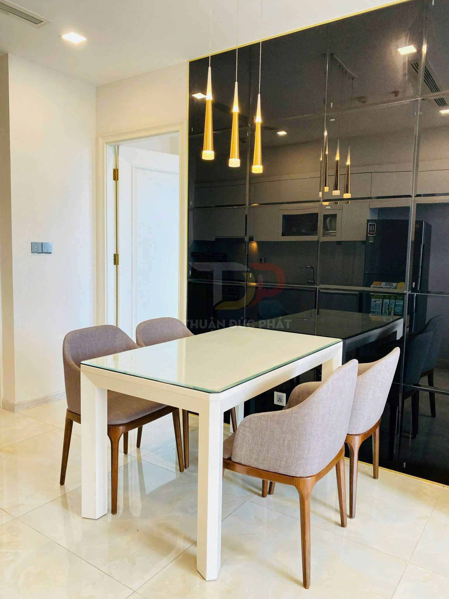 Bán căn hộ Vinhomes Golden River Aqua 4 một phòng ngủ full nội thất view sông và Landmark 81 trực diện