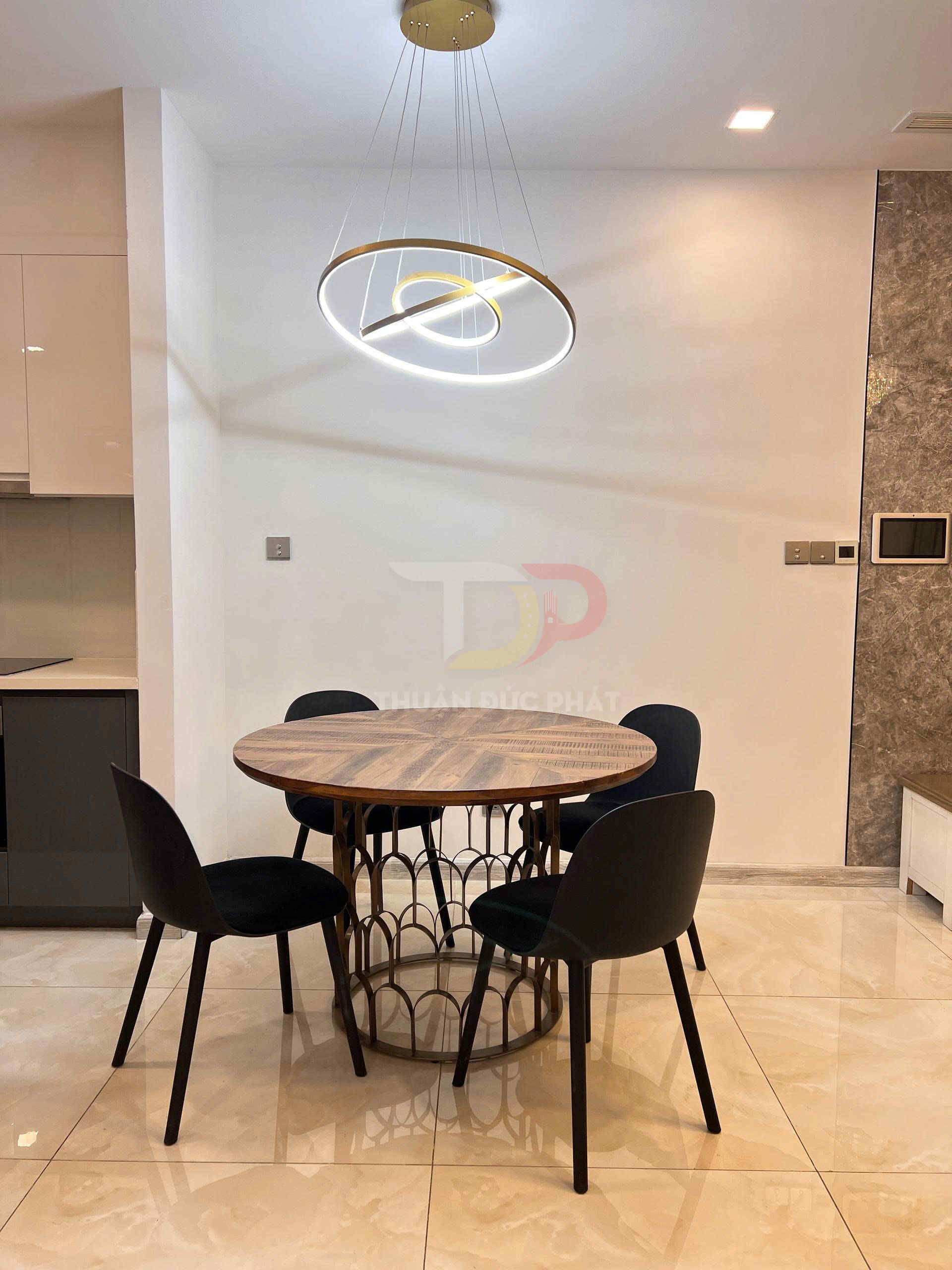 Bán căn hộ Vinhomes Golden River Aqua 1 2 phòng ngủ 83,2 m2 full nội thất giá 19 tỷ