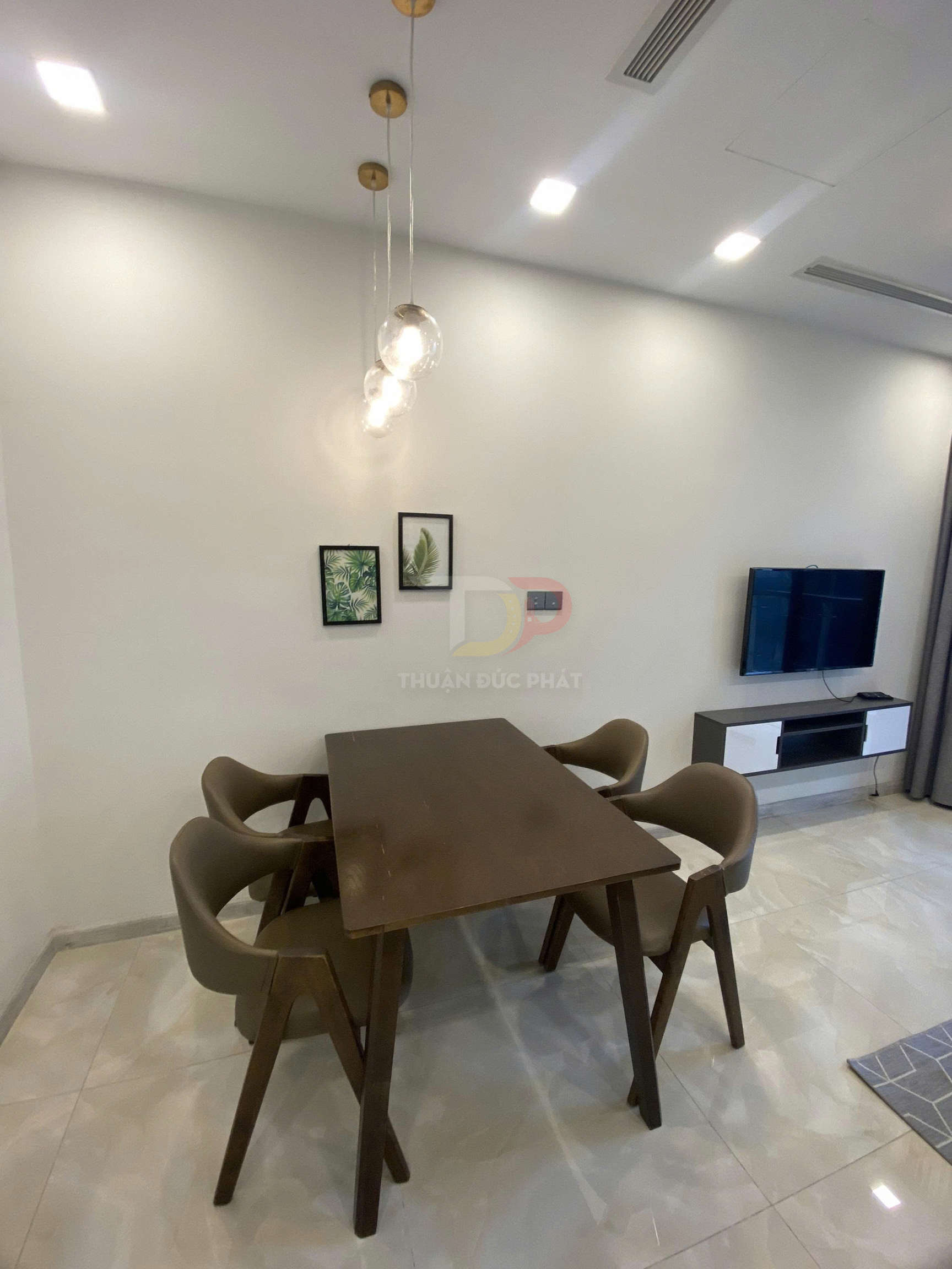 Bộ bàn ăn gỗ hiện đại bốn ghế trong phòng khách tối giản có đèn thả trần và kệ tivi