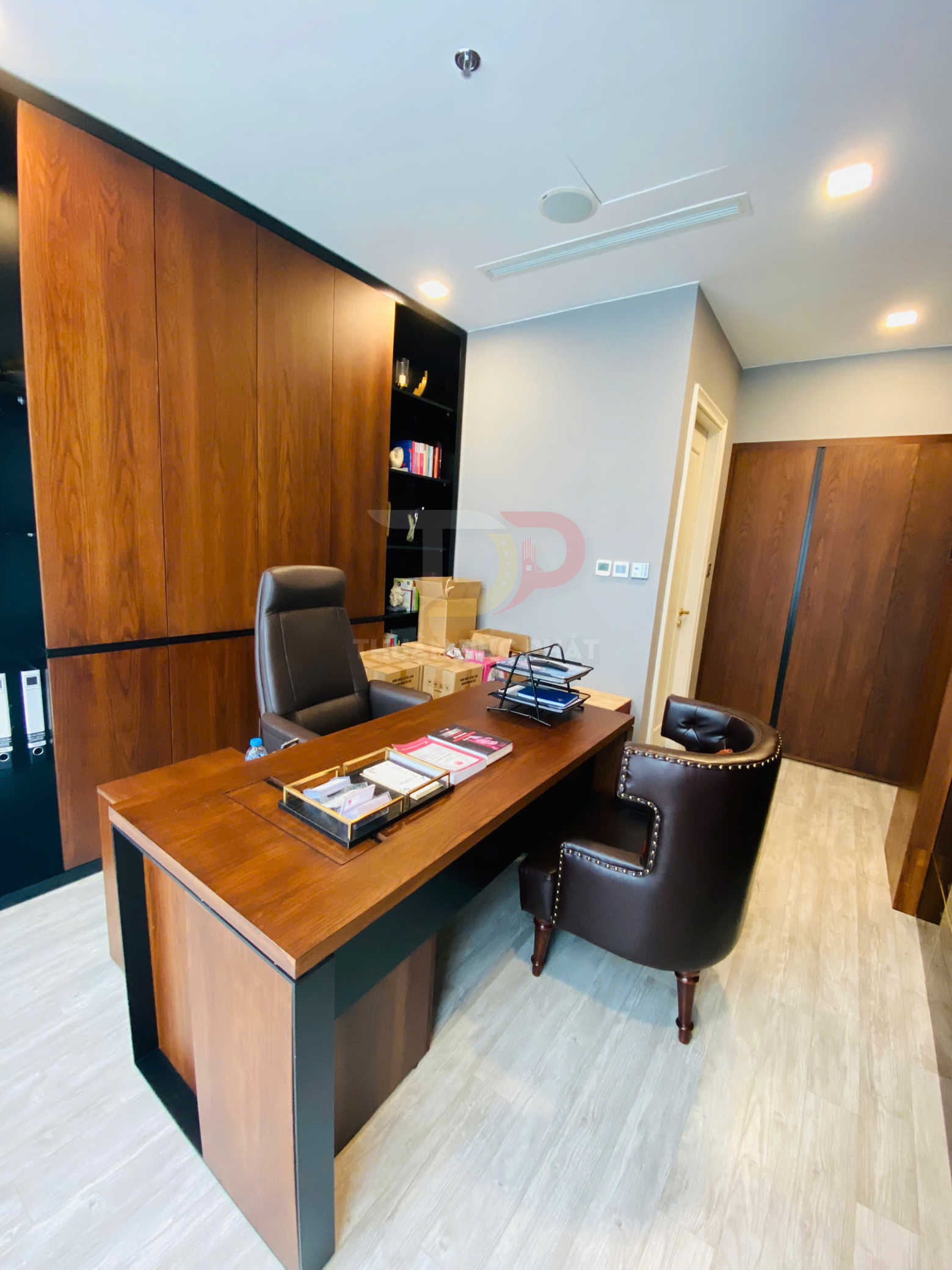 Cho thuê căn hộ Vinhomes Golden River Lux 6 full nội thất setup văn phòng 2 phòng ngủ giá tốt vào ở ngay