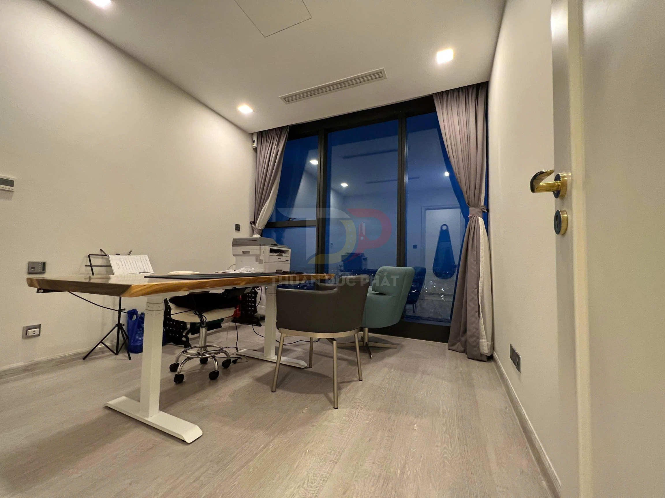 Bán Căn Hộ Vinhomes Golden River Tòa Aqua 1 Sở Hữu 2 Phòng Ngủ Với Tầm Nhìn Trực Diện Biểu Tượng Landmark 81