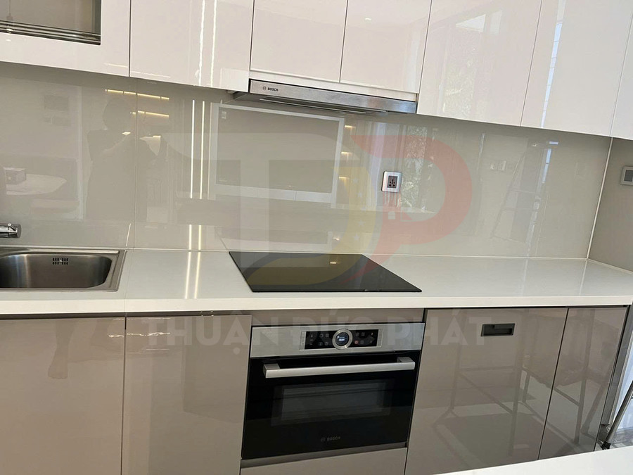Bếp từ Bosch âm tủ trong không gian bếp hiện đại với mặt kính đen và tủ bếp trắng