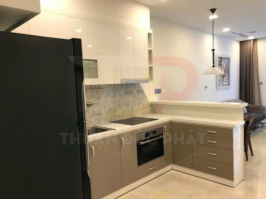 Gian bếp hiện đại với tủ bếp chữ L, bếp từ, lò nướng âm tủ và tủ lạnh lớn màu đen