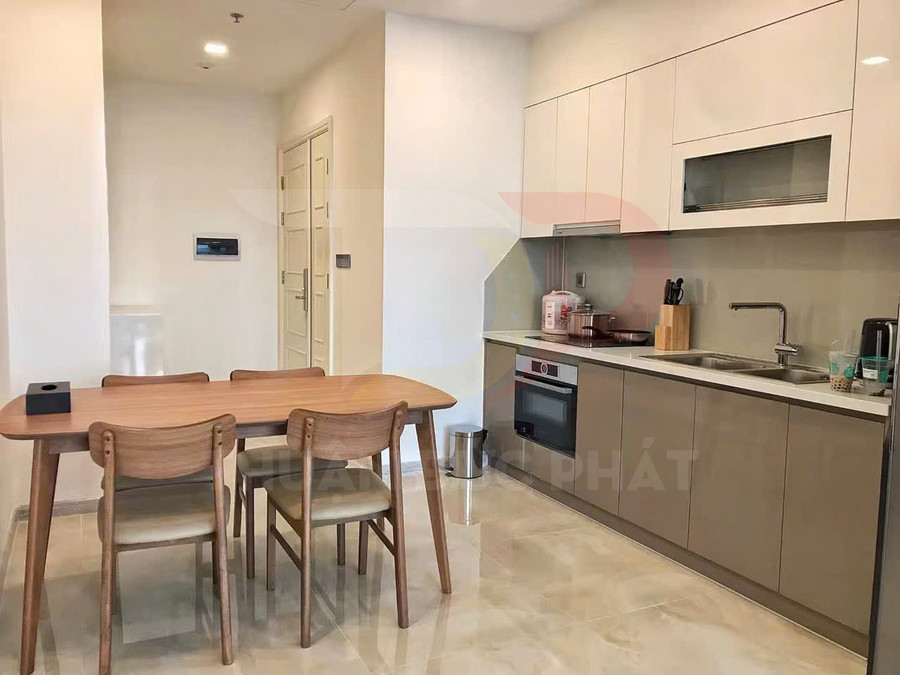 Bộ bàn ăn gỗ bốn ghế cạnh bếp hiện đại với tủ bếp âm tường và bồn rửa inox