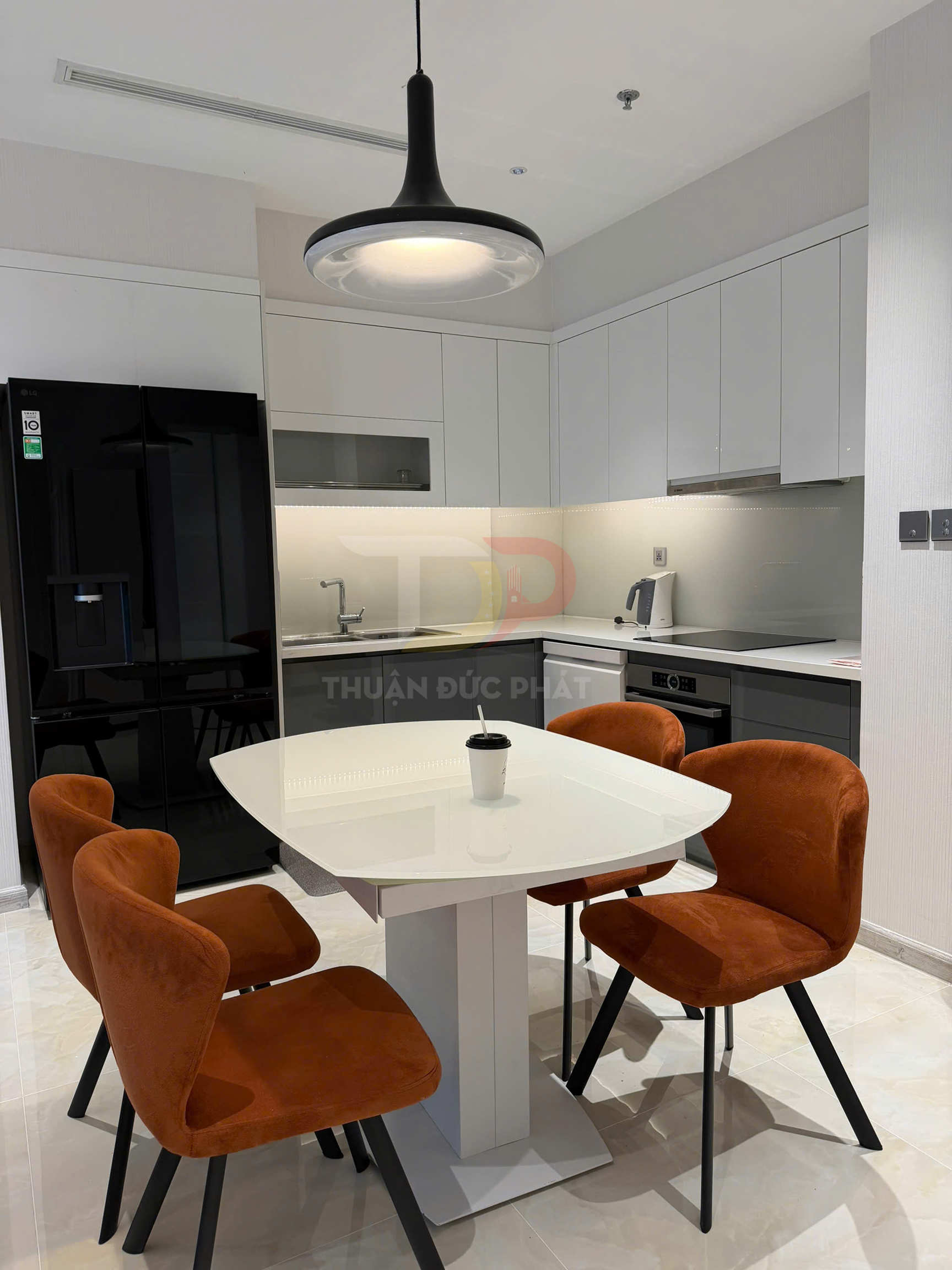 Cho Thuê Căn Hộ Vinhomes Golden River Lux 6, 2 Phòng Ngủ, Full Nội Thất, View Nội Khu Về A1