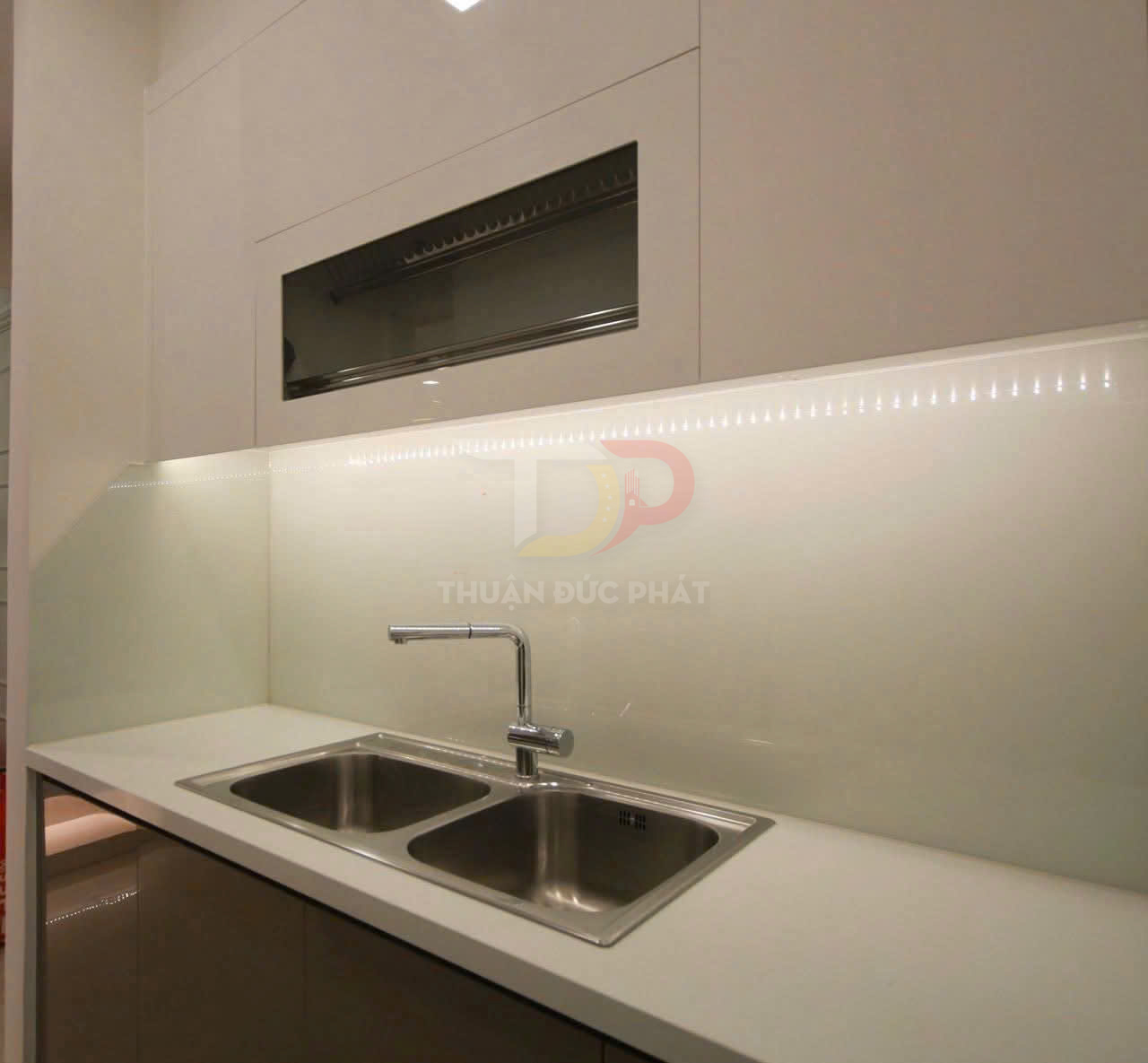 Cho thuê căn hộ Vinhomes Golden River Aqua 1 một phòng ngủ full nội thất view xéo sông và Tòa Central Park