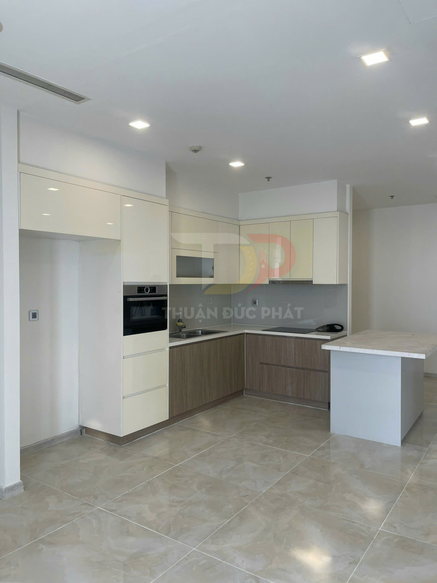 Cho thuê căn hộ Vinhomes Golden River Aqua 3 view sông và Bitexco, 3 phòng ngủ 118m2 nội thất cơ bản giá 45 triệu còn thương lượng