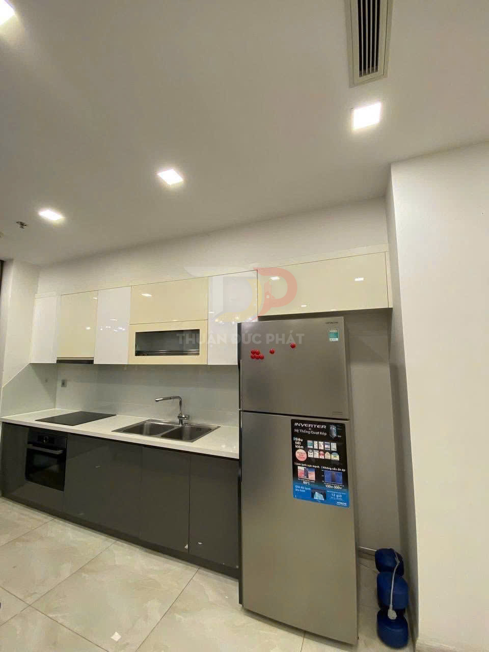 Tủ lạnh Inverter màu bạc trong căn bếp hiện đại với tủ bếp và bồn rửa inox