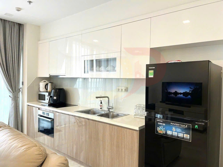 Tủ lạnh Toshiba Inverter màu đen trong căn bếp hiện đại với tủ bếp gỗ và bồn rửa đôi