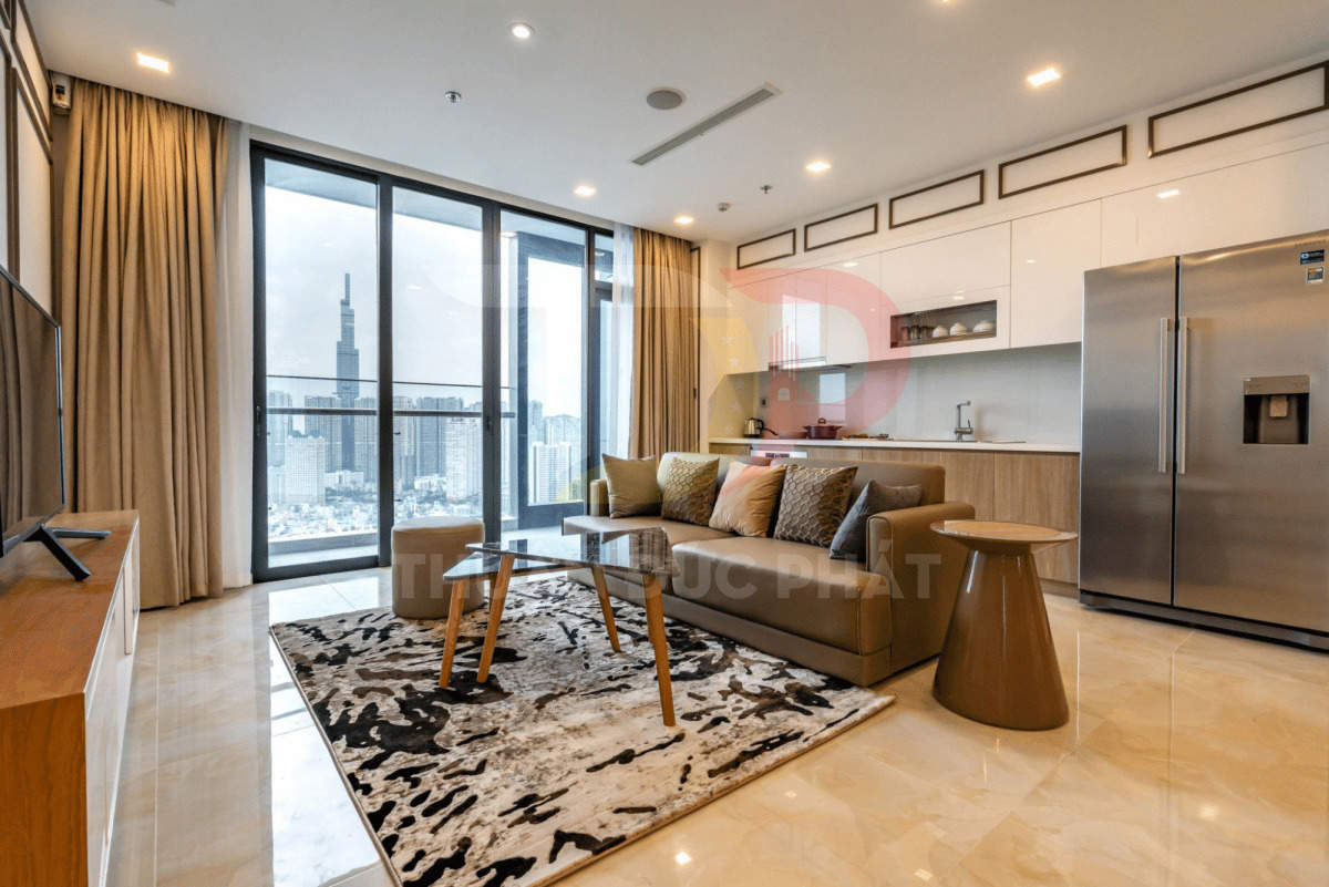 Phòng khách căn hộ hiện đại với sofa da, bàn kính, bếp liền kề và cửa kính lớn nhìn ra thành phố